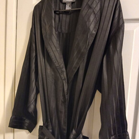Majestic Black 💯 Silk Robe - Picture 6 of 8